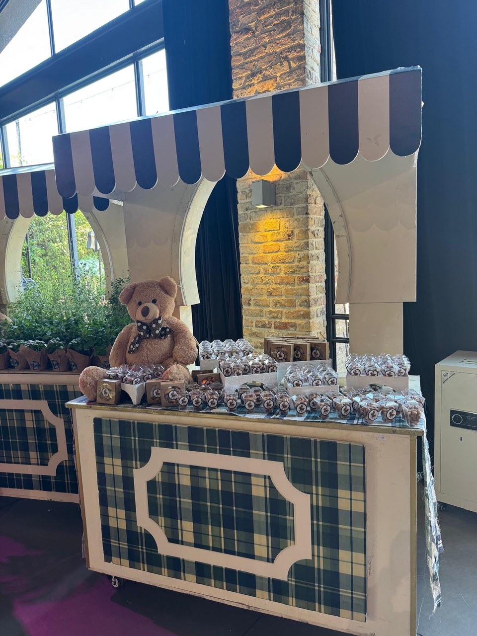 דוכן ממתקים מעוצב עם דובון